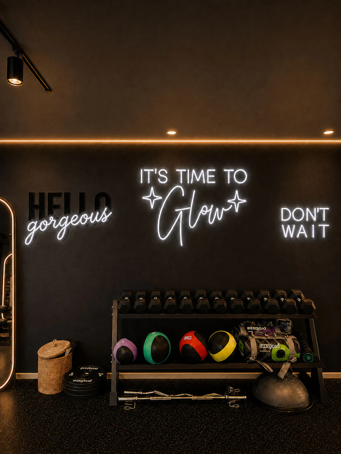 Serbest ağırlık rafı ve sağlık toplarının bulunduğu fitness alanı.